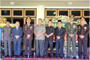 Kapolres beserta pejabat di lingkup Pemkab Kuningan berfoto bersama seusai peringatan HUT Bhayangkara.
